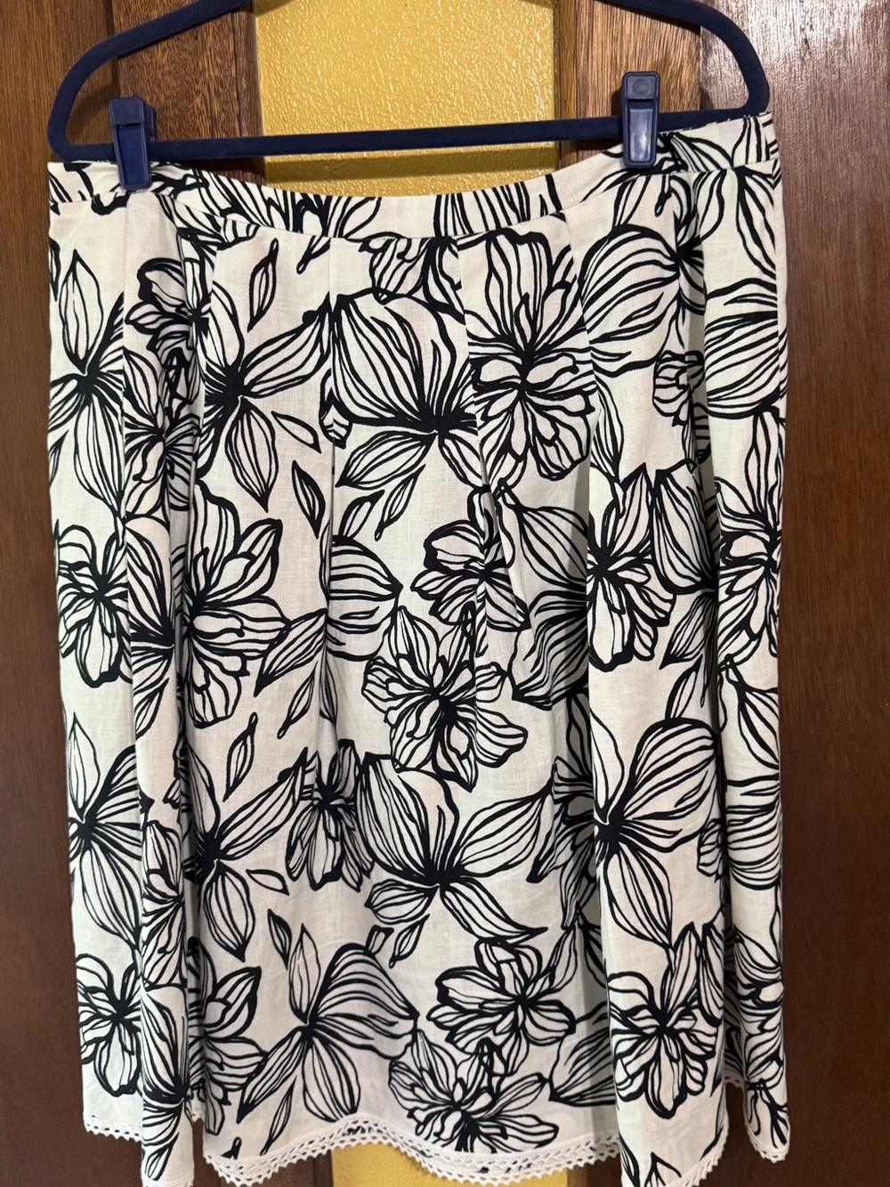 100% Linen Black & White Floral Pleated Skirt Size 16